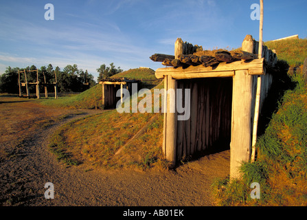 Elk256 1253 North Dakota Fort Abraham Lincoln SP su una inclinazione Villaggio Indiano Mandan earthlodges Foto Stock