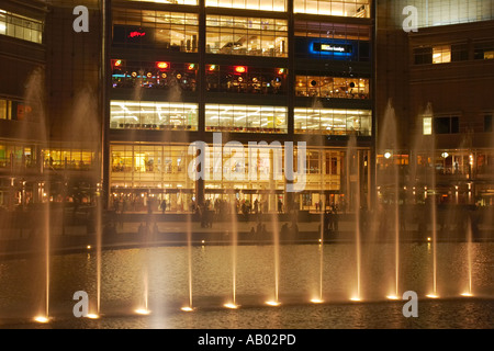 Fontane Illuminate di fronte Suria shopping center. Kuala Lumpur, Malesia. Foto Stock