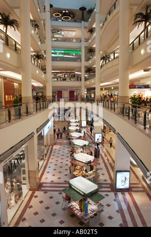 Vista interna del Suria Shopping Mall. Kuala Lumpur, Malesia. Foto Stock