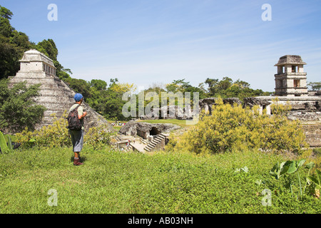 Il tempio delle iscrizioni e il palazzo, Palenque sito archeologico, Palenque, Chiapas, Messico Foto Stock