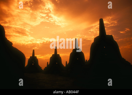 Gli stupa di sunrise al Borobudur complesso Buddista sull'isola di Java in Indonesia Asia del sud-est Foto Stock