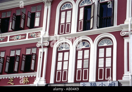 Variopinto edificio ristrutturato in Chinatown, Singapore Foto Stock