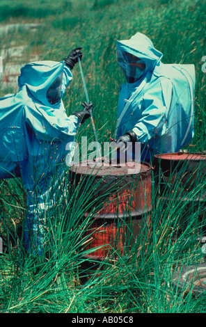 La pulitura della discarica tossica Foto Stock