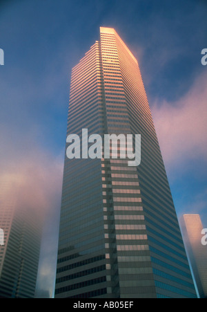 La torre di Chevron risale attraverso egli nubi verso il cielo blu a Houston in Texas Foto Stock