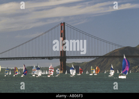 Barche a vela paranco colorato spinnaker grandi vele come essi vela dal Golden Gate Bridge durante una gara Foto Stock