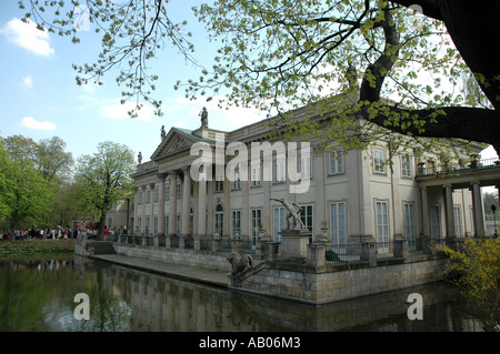 Palazzo sull'acqua nel Regio Parco Lazienki a Varsavia Foto Stock