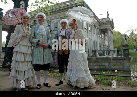 Fashion show dal Classicismo epoca fine del XVIII secolo in Reale Lazienki Park, Varsavia, Polonia Foto Stock