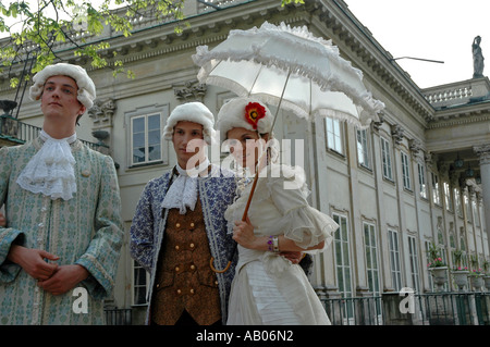 Fashion show dal Classicismo epoca fine del XVIII secolo in Reale Lazienki Park, Varsavia, Polonia Foto Stock