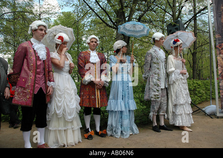 Fashion show dal Classicismo epoca fine del XVIII secolo in Reale Lazienki Park, Varsavia, Polonia Foto Stock