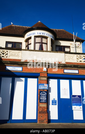 Whitby Yacht Club e RNLI scialuppa di salvataggio Museum North Yorkshire Inghilterra Foto Stock