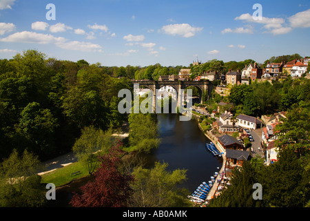 Il viadotto ferroviario e il fiume Nidd dal castello in Knaresborough North Yorkshire, Inghilterra Foto Stock