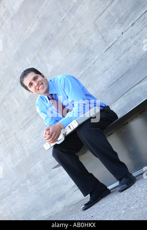 Imprenditore seduta sul banco di lavoro con sorriso Foto Stock