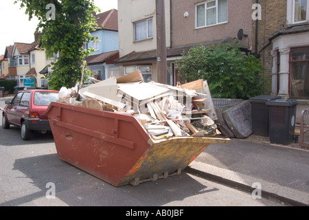 Saltare in strada e giardino frontale piena di spazzatura esterno privato alloggiamento residenziale Chingford North East London REGNO UNITO Foto Stock