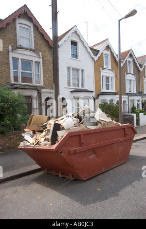 Saltare in strada e giardino frontale piena di spazzatura esterno privato alloggiamento residenziale Chingford North East London REGNO UNITO Foto Stock