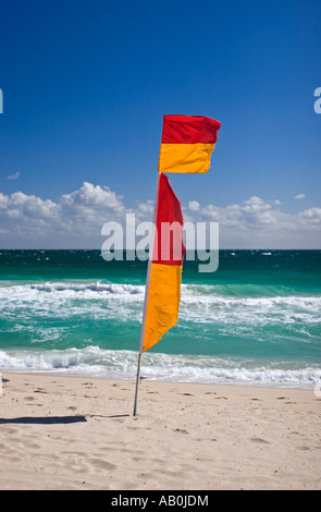 Area nuoto bandiera su una spiaggia di Perth, Western Australia Foto Stock