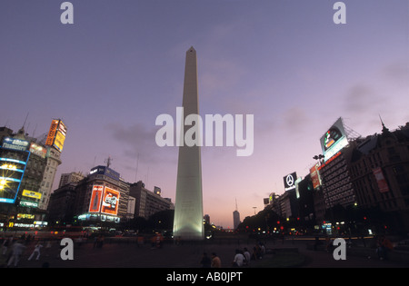 L'Obelisco e Avenue 9 de Julio al tramonto, Buenos Aires, Argentina Foto Stock