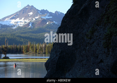 Canoe in lake with mountain in background Foto Stock