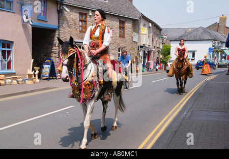 Artisti da circo Giffords cavalcare attraverso strade come parte di Hay Festival di Hay on Wye Powys Wales UK Foto Stock