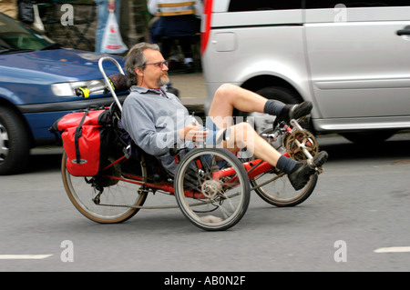 L'uomo sul triciclo recumbent nel centro della città di Hay on Wye Powys Wales UK durante la settimana del libro annuale festival Foto Stock