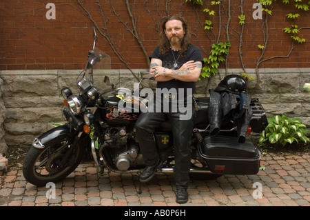 Bandana Motorcyclist, giacca in pelle nera e tatuaggi Foto Stock