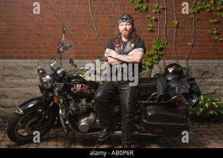 Bandana Motorcyclist, giacca in pelle nera e tatuaggi Foto Stock