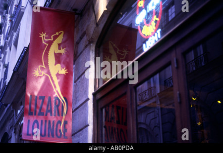 Lizard Lounge Bar sulla rue Bourg Tibourg nel quartiere Marais di Parigi Francia Foto Stock