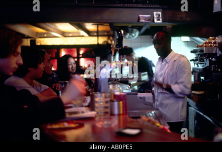 Lizard Lounge Bar sulla rue Bourg Tibourg nel quartiere Marais di Parigi Francia Foto Stock