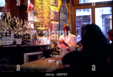 Lizard Lounge Bar sulla rue Bourg Tibourg nel quartiere Marais di Parigi Francia Foto Stock