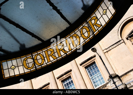 Tenda sopra l'ingresso al Corridoio Shopping Arcade in Bath Inghilterra Foto Stock