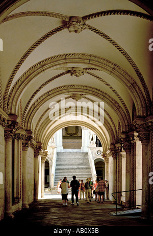 Un corridoio con soffitto a volta al Palazzo dei Dogi di Venezia porta all'Arco Foscari e il cortile interno Foto Stock