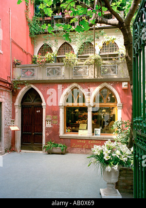 Appena fuori la Calle Larga XXII quartiere alla moda per lo shopping a Venezia è questo bel negozio con esso s il cortile Foto Stock