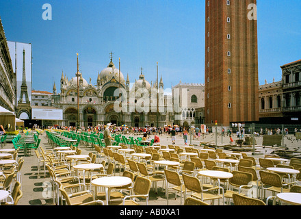 Guardando attraverso Piazza San Marco verso la magnifica Basilica di San Marco Foto Stock