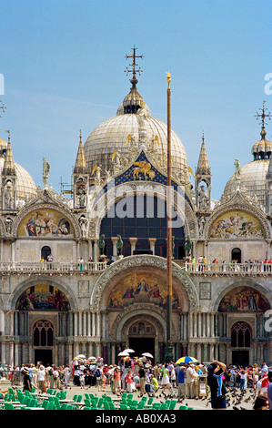 La facciata della magnifica Basilica Cattedrale di San Marco in Piazza San Marco Venezia Foto Stock