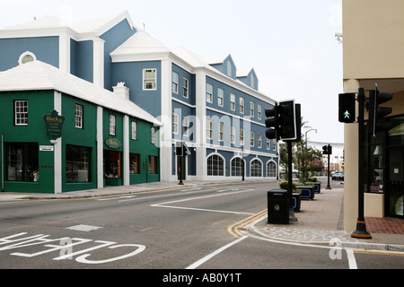 Centro città di Hamilton capitale delle Bermuda con tipico british semaforo in una giornata di sole Foto Stock