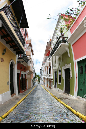 Un colorato street nella città vecchia di San Juan, Puerto Rico blue via acciottolata Foto Stock