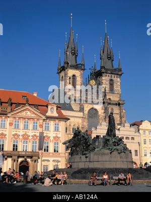 Magnifica Jan Hus monumento sulla Piazza della Città Vecchia con la Chiesa di Nostra Signora di Týn oltre, Praga, Repubblica Ceca. Foto Stock