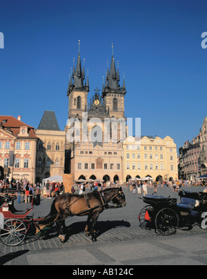 Carrelli Horsedrawn sulla pittoresca piazza della Città Vecchia con la Chiesa di Nostra Signora di Týn oltre, Praga, Repubblica Ceca. Foto Stock