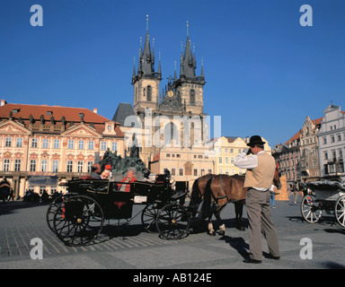 Carrello Horsedrawn sulla Piazza della Città Vecchia con Jan Hus Monument e la chiesa di Nostra Signora di Týn oltre, Praga, Repubblica Ceca. Foto Stock