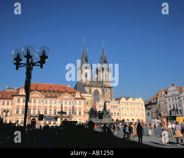 Sera vista sulla piazza della Città Vecchia a Jan Hus Monument e la chiesa di Nostra Signora di Týn, Praga, Repubblica Ceca. Foto Stock