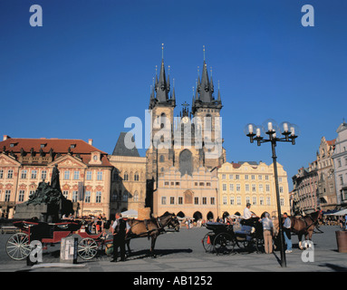 Carrelli Horsedrawn sulla pittoresca piazza della Città Vecchia con la Chiesa di Nostra Signora di Týn oltre, Praga, Repubblica Ceca. Foto Stock