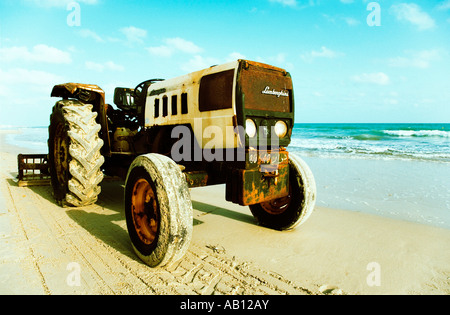 Lamborghini trattore sulla spiaggia Tunisia Djerba Foto Stock