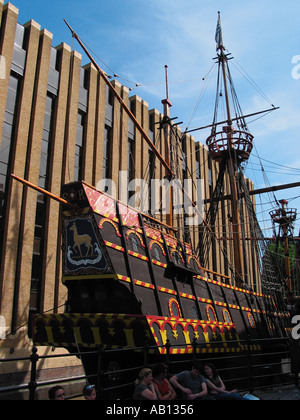 St Mary Overie's Dock, Golden Hinde replica galeon, Cathedral St, Southwark, Londra Inghilterra, Regno Unito Foto Stock