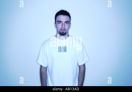 Uomo con etichetta con codice a barre sulla camicia Foto Stock