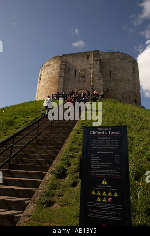 Passi fino all'ingresso principale di Cliffords Tower YORK CASTLE YORKSHIRE INGHILTERRA Foto Stock