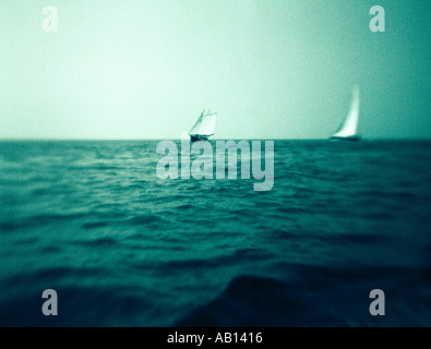Barche a vela all'orizzonte Foto Stock