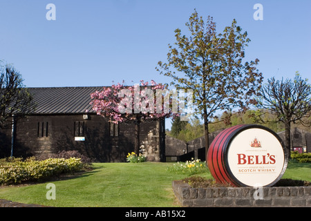 Bells whisky mescolato canna, giardini ed edifici in Pitlochry Town Center, Blair Athol Distilleria, Perth Road, Perthshire, Tayside Scozia, Regno Unito Foto Stock