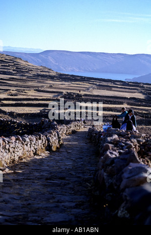 Il sentiero sul roccioso altiplano isola di Isla Amantani lago Titicaca in Perù Foto Stock