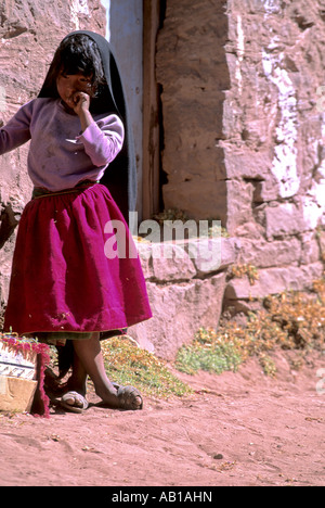 Bambino su Isla Taquile lago Titicaca in Perù Foto Stock