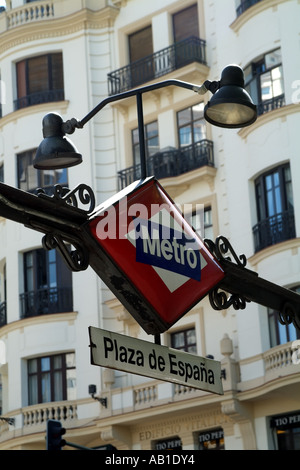 Madrid capitale della Spagna Europa UE. La stazione della metropolitana di entrata e il logo di segno Foto Stock