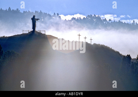 Statua di Gesù Cristo che si affaccia sulla città Inca di Cusco Valle Sacra in Perù Foto Stock